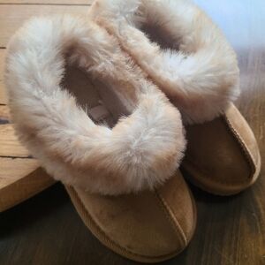 Like New - Cat & Jack Cozy Faux-Fur Lined Toddler Slippers/Moccasins - 10